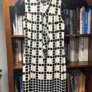 St John Silk Sleevless dress size small Black and Ivory geometrical dress SoCa